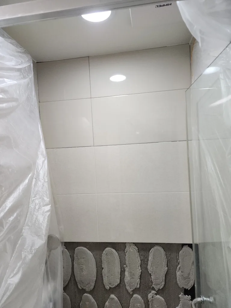 욕실 벽면 타일 재시공 진행
